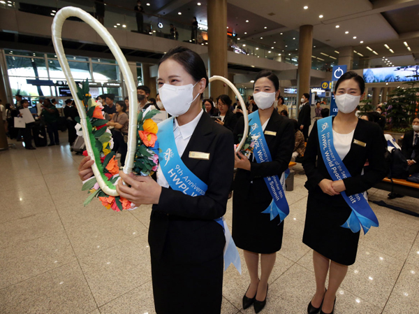16일 오전 인천국제공항에서 HWPL 공항의전 봉사자들이 인사에게 걸어줄 화환을 들고 있다.